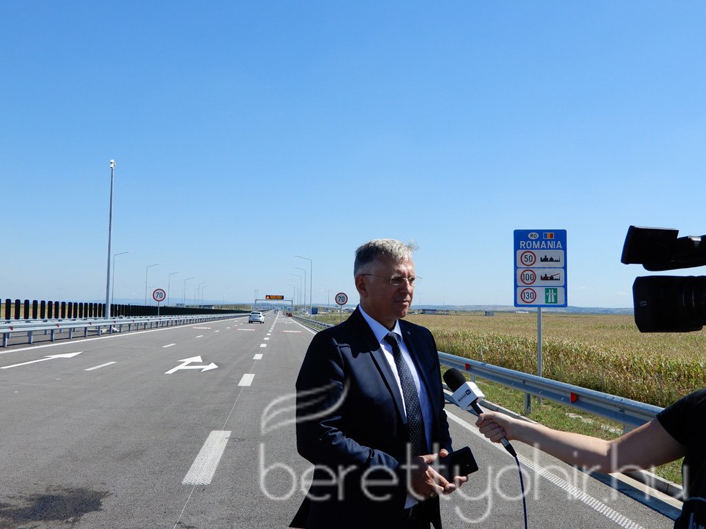 Átadták az M4-es autópálya Ártándig tartó szakaszát39